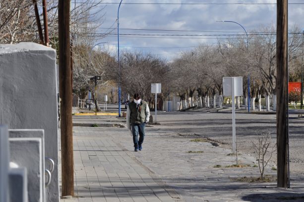 Las calles de Jacobacci lucen prácticamente desiertas durante la mayor parte del día. Los vecinos toman recaudos para evitar contagios.  (Foto: José Mellado).