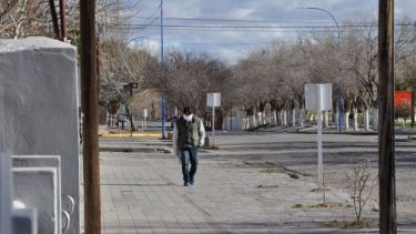 Las calles de Jacobacci lucen prácticamente desiertas durante la mayor parte del día. Los vecinos toman recaudos para evitar contagios.  (Foto: José Mellado).