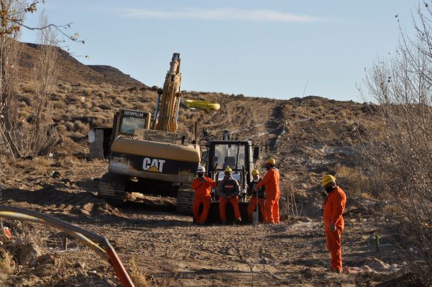 Maquinarias y operarios de la empresa Agrovial comenzaron a realizar trabajos de delimitación y limpieza de terreno en el sector sur de Jacobacci. (foto: José Mellado)