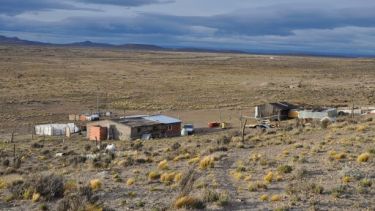María vive con su mamá a unos 6 kilómetros al este de Jacobacci. (Foto: José Mellado)