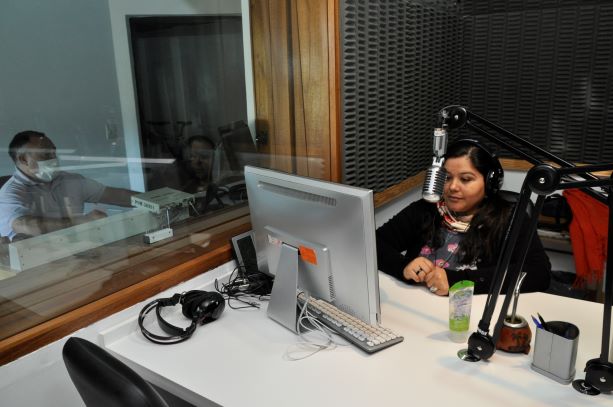 Diariamente Claudia Huircán, en micrófonos, y Cristian García, en a operación,  emiten los "mensajes al poblador rural" por Radio Nacional Jacobacci. (Foto: José Mellado).