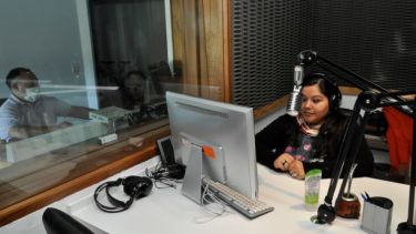 Diariamente Claudia Huircán, en micrófonos, y Cristian García, en a operación,  emiten los "mensajes al poblador rural" por Radio Nacional Jacobacci. (Foto: José Mellado).