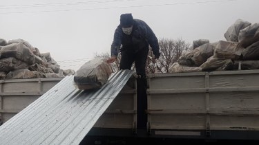 Este lunes llegó la leña del Plan Calor. En la zona hay 36 beneficiarios que recibirán 1.000 kilos cada uno. (Foto: gentileza)