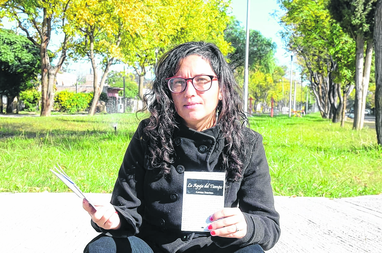 El libro de Lorena Iturrioz se puede conseguir contactándose con la autora vía redes sociales. (Foto: Yamil Regules)
