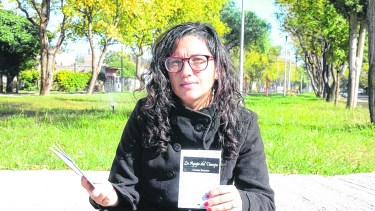 El libro de Lorena Iturrioz se puede conseguir contactándose con la autora vía redes sociales. (Foto: Yamil Regules)