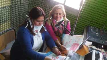 Diariamente, de 16 a 19 horas, las docentes Laura y Claudia, hacen el Programa Educativo. (Foto: gentileza).