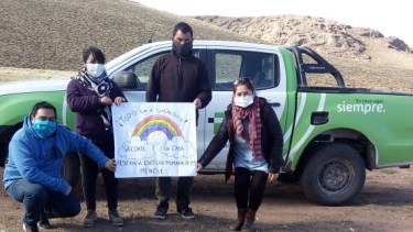 Con la colaboración de la Comisión de Fomento, los docentes distribuyen los cuadernillos escolares. (Foto: gentileza).