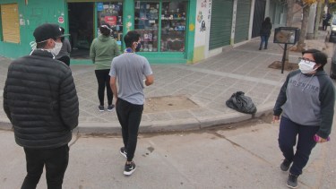 Los kioscos con puchos se nota en la hilera de fumadores (Oscar Livera)