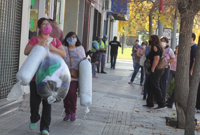 La imagen tiene un atributo ALT vacío; su nombre de archivo es NF020-NEUQU%C3%89N.Comercios-habilitados-14-19-hs-Bajo-Neuquino-Coronavirus-FOTO-Oscar-Livera.jpg