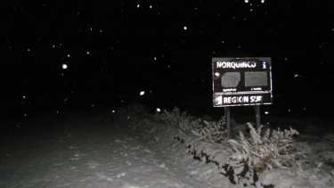 En Ñorquinco, el suelo se pinto de blanco anoche. (foto: gentileza).