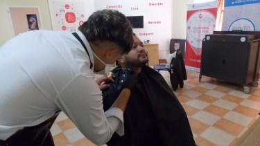 El local de Punto Digital se convirtió en peluquería por un día. (Foto: gentileza)