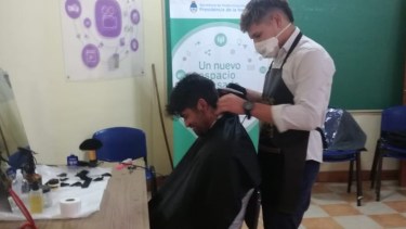 El personal masculino del hospital de Sierra Colorada se beneficio con un "corte gratis" de pelo. (Foto: gentileza)