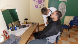 Corta el pelo gratis en Sierra Colorada al personal de Salud