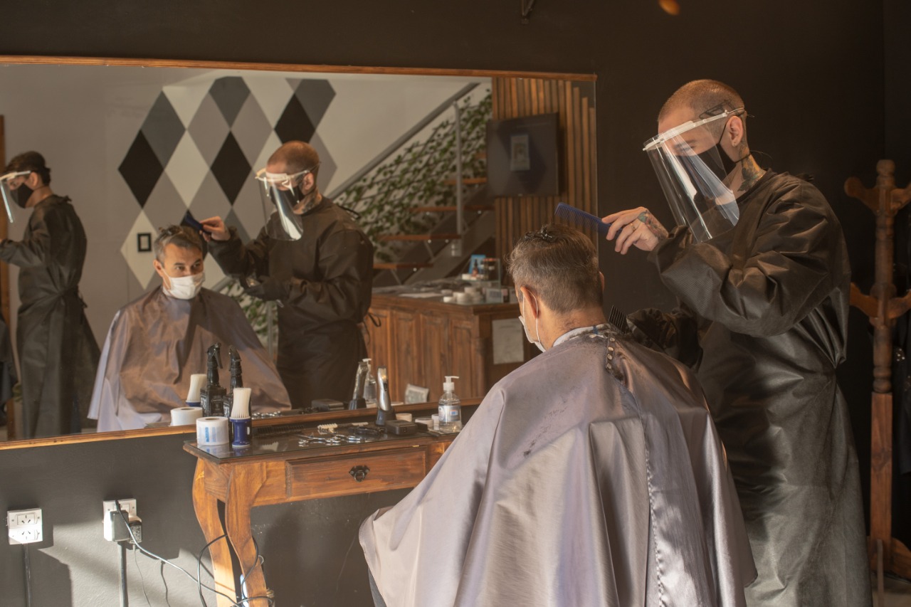 Casi con la misma preparación que un quirófano, el proceso previo al corte del pelo se vuelve tedioso para los encargados y les resta espacio para sumar clientes. (Foto: Gonzalo Maldonado)