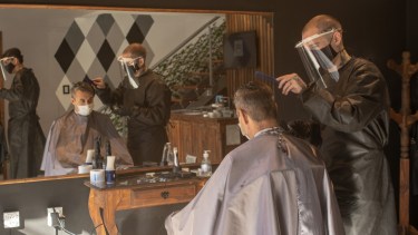 Casi con la misma preparación que un quirófano, el proceso previo al corte del pelo se vuelve tedioso para los encargados y les resta espacio para sumar clientes. (Foto: Gonzalo Maldonado)