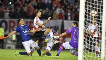 Scocco le hizo cinco goles a Olivares, de los ocho totales.