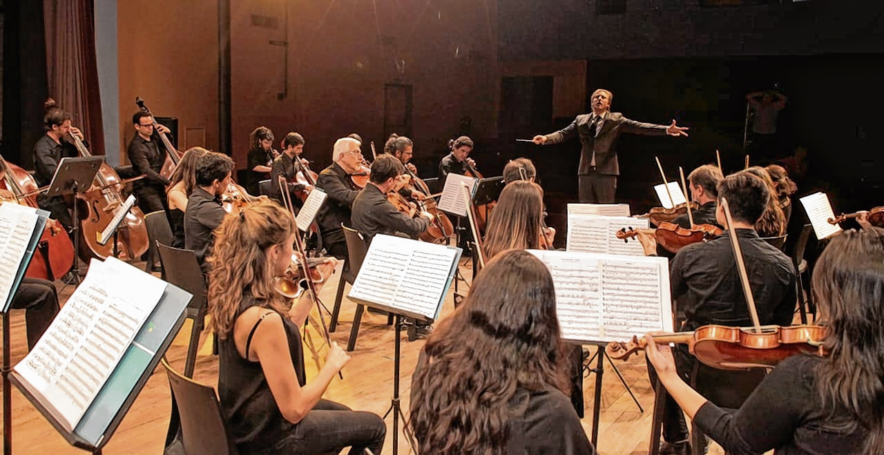 La Orquesta Sinfónica de la Provincia de Río Negro interpreta obras de Sergei Rachmaninoff y Vasily Kalinnikov.