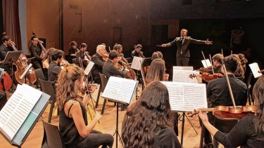 La Orquesta Sinfónica de la Provincia de Río Negro interpreta obras de Sergei Rachmaninoff y Vasily Kalinnikov.