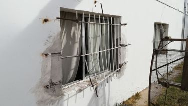 El fin de semana rompieron la reja de la ventana e ingresaron a robar al Centro de Jubilados del barrio Unión de Mayo en Neuquén. (Foto: Gentileza).