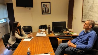 La intendenta de Valcheta, Yamila Direne, se reunió con el Ministro de Agroindustria de Río Negro, Carlos Banacloy (Foto: gentileza).
