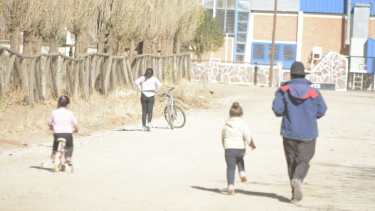 El otoño en el norte neuquino pudo ser disfrutado al aire libre este jueves en Varvarco. Foto Martín Muñoz