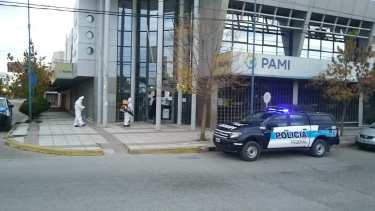 El edificio del centro de Roca fue desinfectado el sábado pasado por personal del municipio.