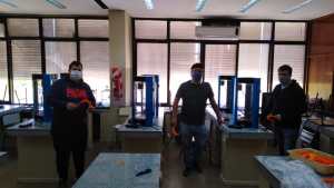 Docentes del CET 8 de Allen fabrican máscaras faciales para policías y municipales