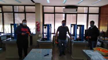 Docentes del CET 8 de Allen fabrican máscaras faciales para policías y municipales
