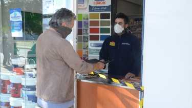 comenzó la modalidad "take away", compre por viía electrónica y retire en puerta. Foto Yamil Regules 