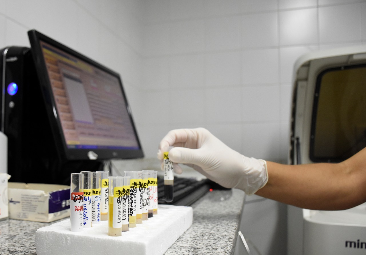 El test de PCR busca la presencia de material genético del virus. Foto Florencia Salto.