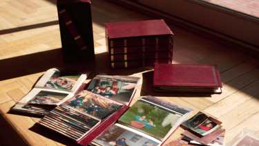 La costumbre de repasar álbumes volvió en pleno aislamiento. (Foto: Gonzalo Maldonado)