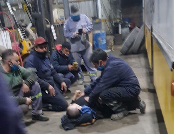 Al trabajador se le cayó encima un colectivo que estaba reparando. (Gentileza).-
