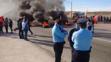 El grupo de apoyo a los mineros levantó el corte de la Ruta 22 después de realizar un acto. (Oscar Livera)-