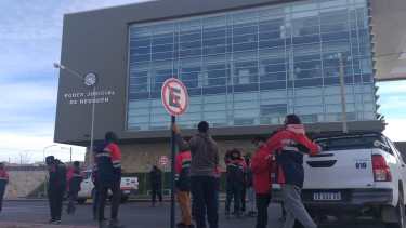 Los mineros de Andacollo se movilizaron en plena cuarentena hasta Neuquén por una solución. Hace 18 meses cobran un subsidio del Estado. 