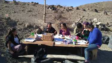 Los vecinos y las organizaciones que los asisten denuncian que no pueden cumplir con las normas sanitarias por no poder acceder al agua. (Gentileza).-