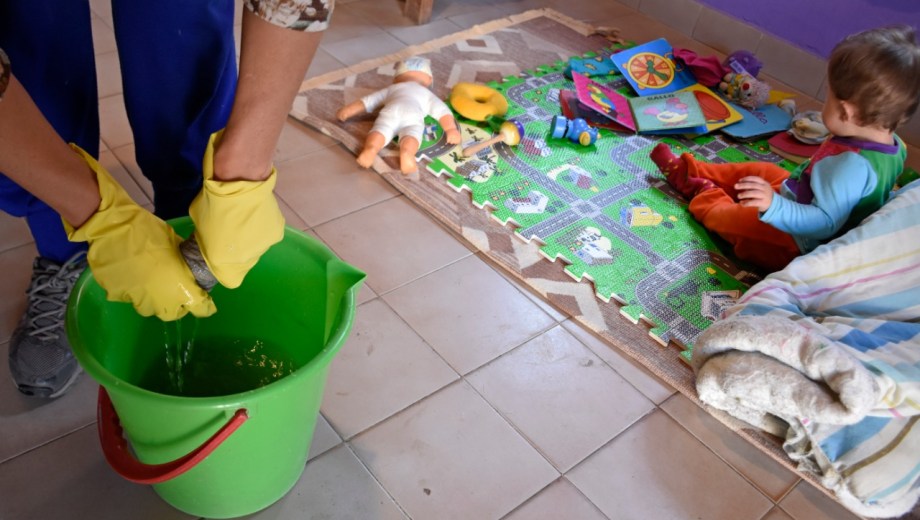 Las tareas de cuidado, indispensables, no valoradas ni remuneradas. Foto: archivo