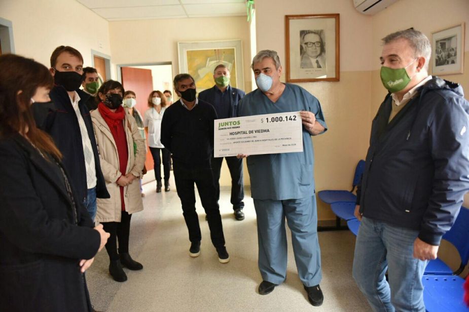 El intendente Pedro Pesatti estuvo en la entrega de aportes para el hospital Zatti de Viedma. Foto: gentileza.-
