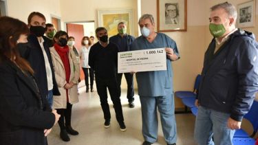 El intendente Pedro Pesatti estuvo en la entrega de aportes para el hospital Zatti de Viedma. Foto: gentileza.-
