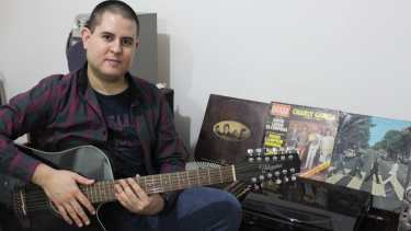 Sebastián se sumó a contarnos sus objetos indispensables en la cuarentena. (Foto: Victoria Maldonado)