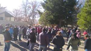 Marcha de trabajadores de Termas en Loncopué por su continuidad laboral
