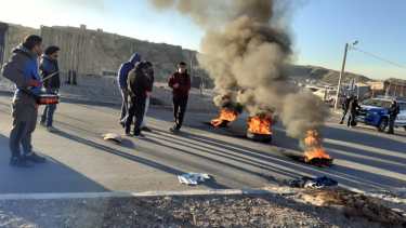 Los vecinos de la toma cortaron Casimiro Gómez y anunciaron que permanecerán en el lugar durante 24 horas. (Gentileza).-