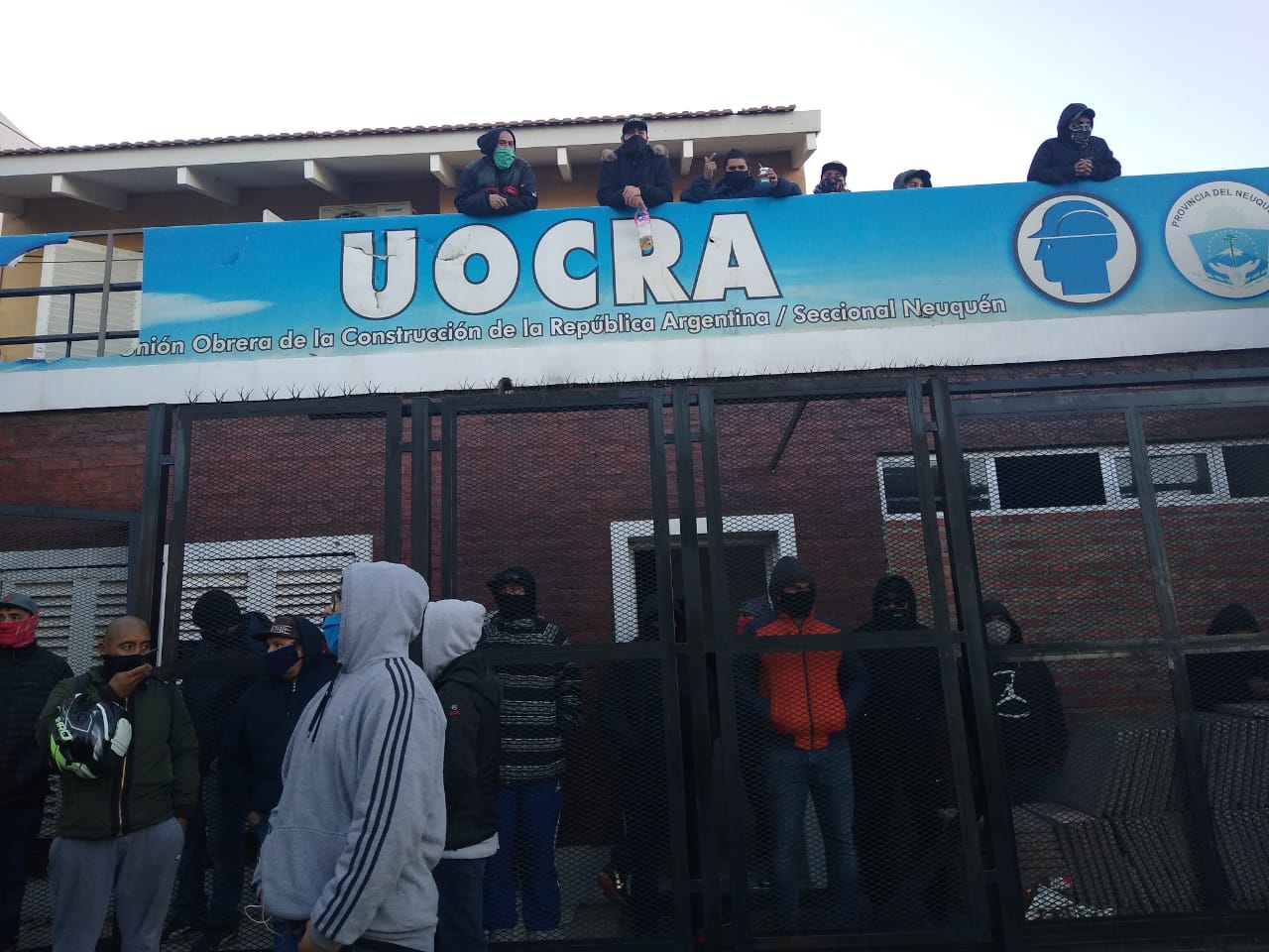 La sede de Uocra en Neuquén capital fue tomada el martes. (Gentileza).-