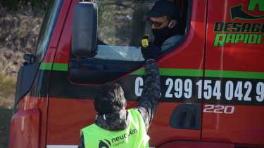 Los controles de la municipalidad se ubican en el puente carretero sobre Ruta 22 y en el tercer puente. Foto Yamil Regules.