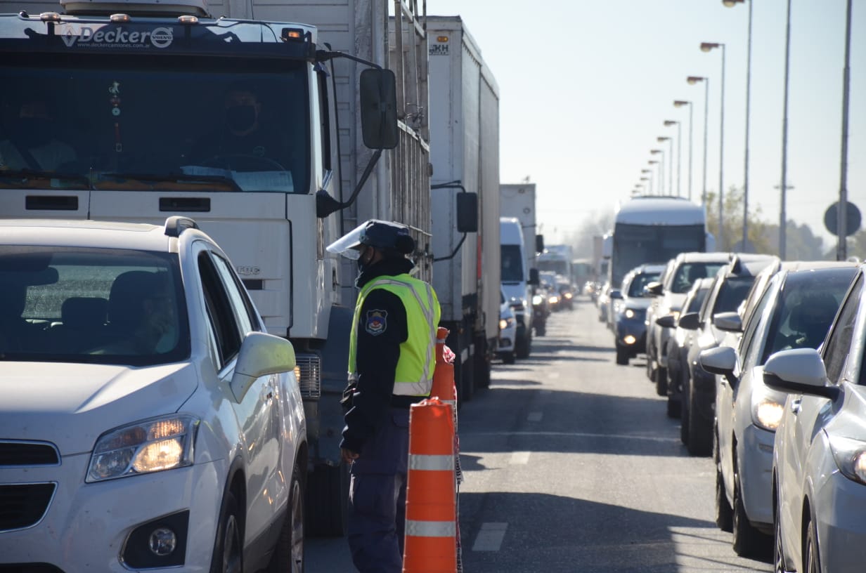 Luego de que se detectara que un caso de Neuquén se originó por los contagios en Las Perlas, se restringió el paso en los puentes. (Archivo Yamil Regules).-