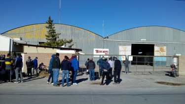 Los trabajadores hicieron ayer una nueva asamblea en los talleres que la empresa tiene en la calle Alsina.