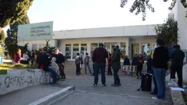 Estudiantes reclamaron más "políticas de bienestar" en el playón de la sede de la Universidad Nacional del Comahue de Neuquén. (Foto: Yamil Regules).