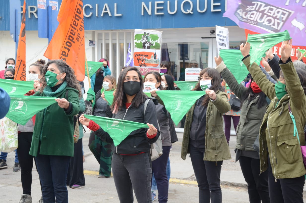 Realizaron un "pañuelazo" fuera del hospital Castro Rendón, en Neuquén, por el Día Internacional de la Salud de las Mujeres. (Yamil Regules).