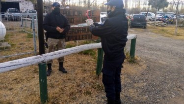Control de temperatura a policías para evitar contagios. (Foto gentileza)