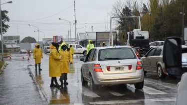 Municipales en los controles hoy en los puentes carreteros (foto Florencia Salto)