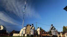 Imagen de 25 de Mayo: acto con banda militar e izamiento de bandera en Bariloche